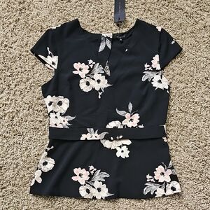 NWT Dynamite Top Cap Sleeve Peplum Open Back Floral Blouse Medium Vneck